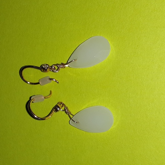 NEW!!  Avon White with Goldtone Earring Hook Summer Drop Dangles - Picture 2 of 4